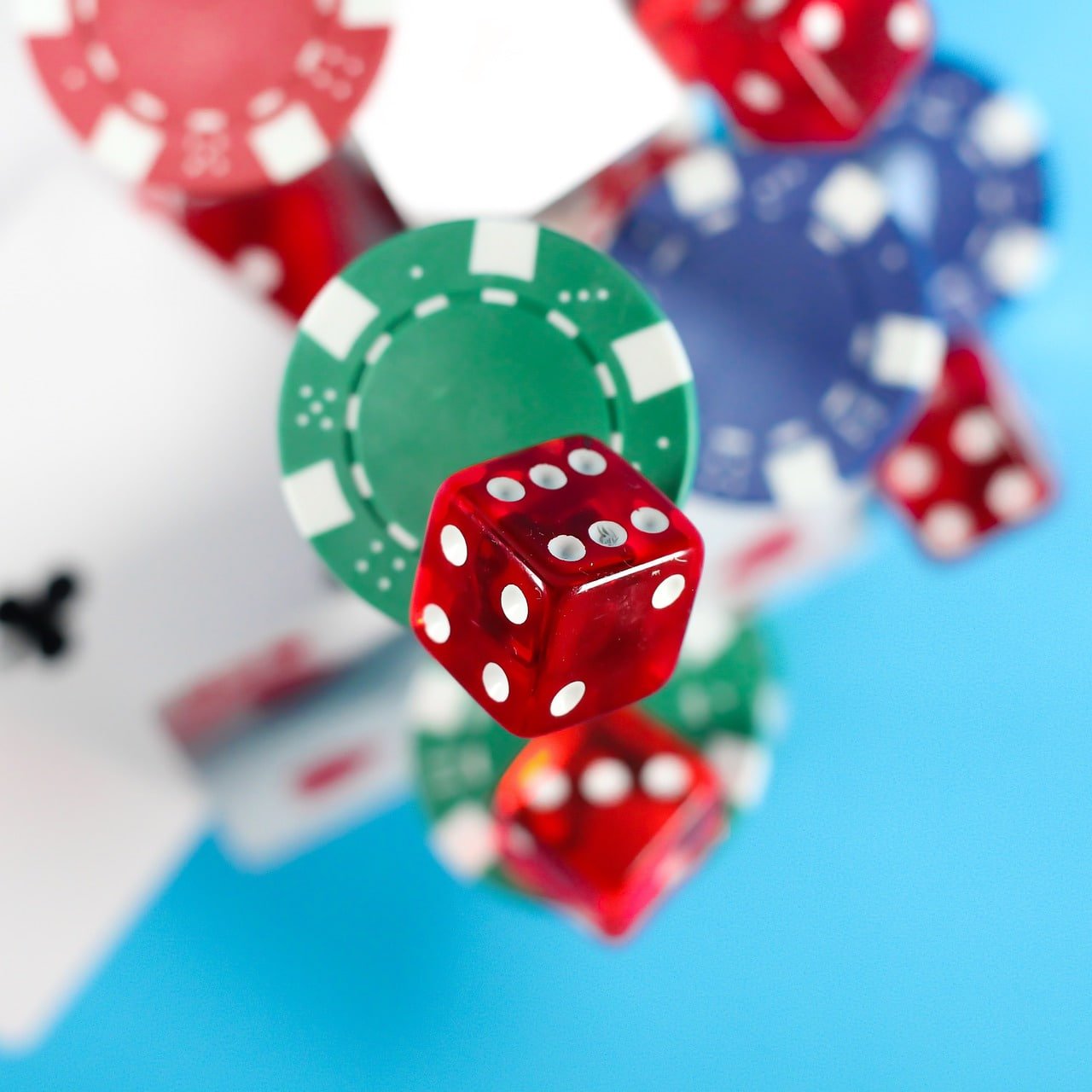 Layar utama aplikasi beraniqq menampilkan jadwal Liga 1, Live Dealer, dan opsi pembayaran DANA, OVO, GoPay